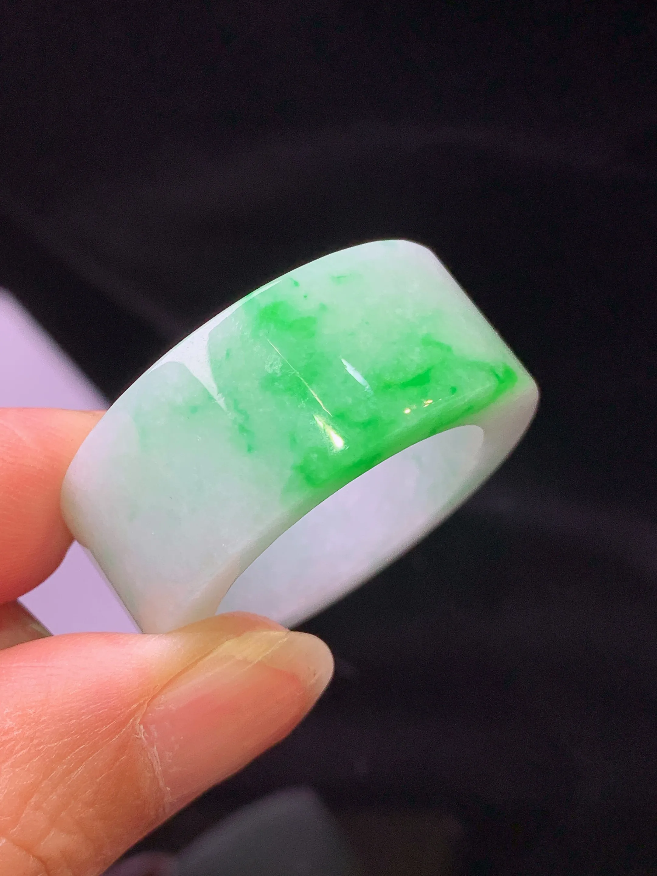 飘绿扳指 玉质细腻 色泽艳丽清新 圈口27.5 整体尺寸31.8*12.5*5