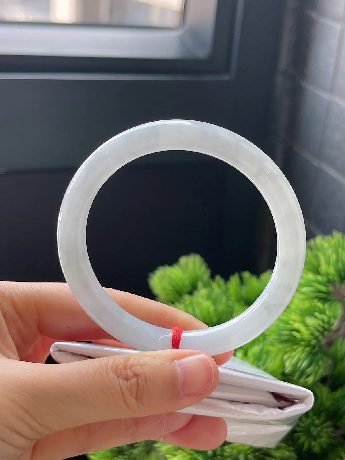 圆镯55.9圈口，翡翠糯化种淡绿色手镯