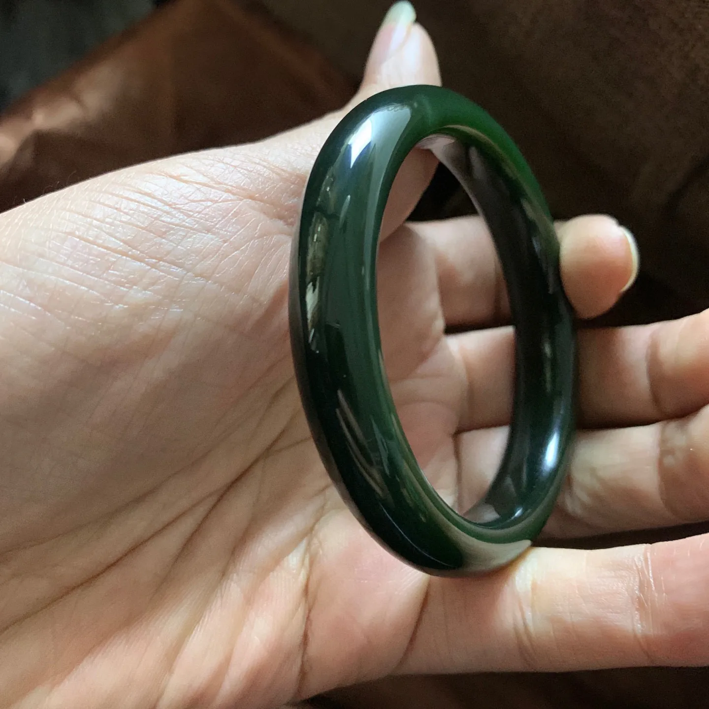 和田玉碧玉54.8圈口菠菜绿手镯【挽间柔情】，镯型古朴典雅。在诗情画意的雨巷相遇，你是我腕间的一抹风情，有你眸有深情.清风荡漾湖间静水，我愿俯身低眉，在烟波涟漪处寻