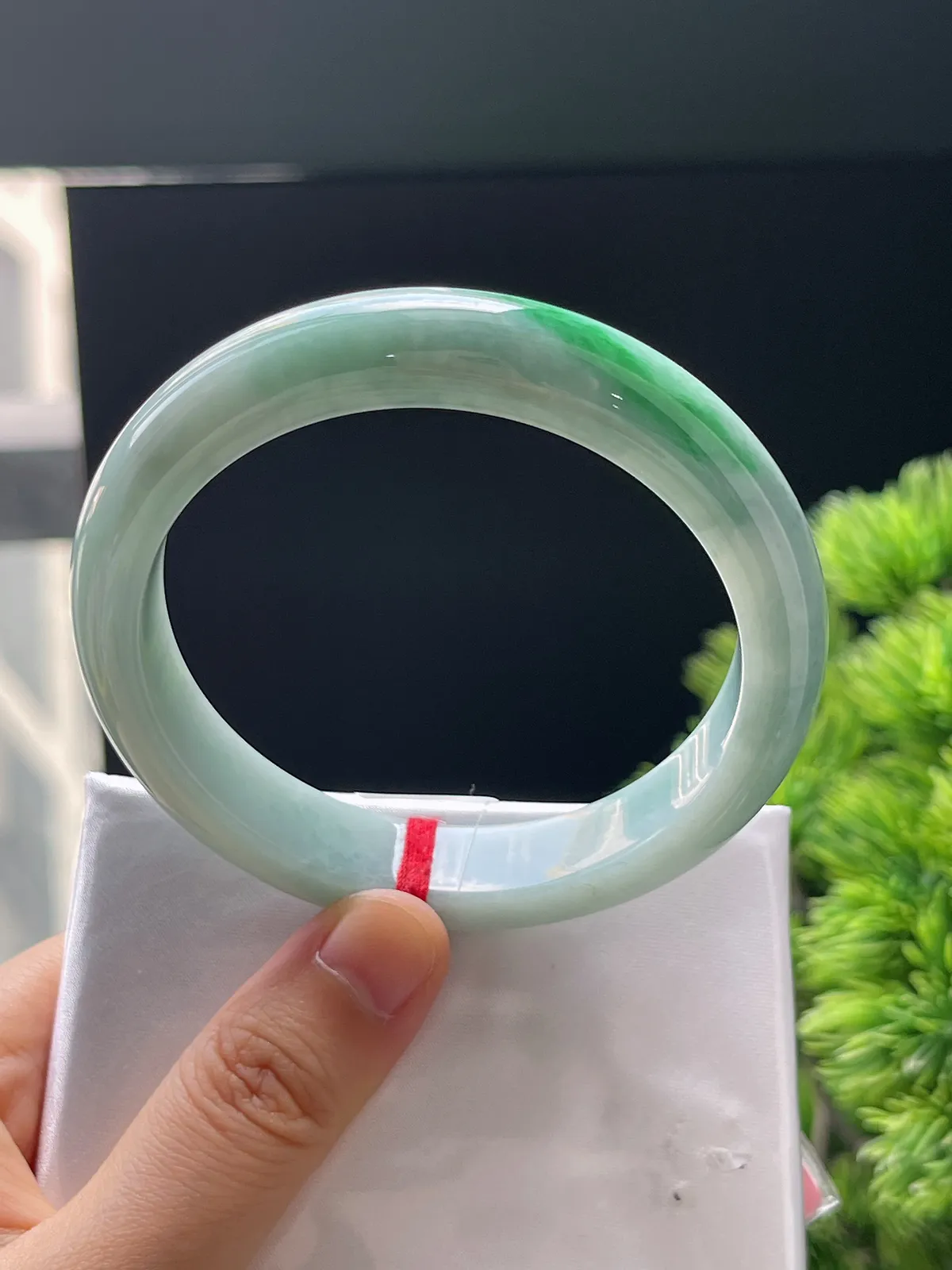 正圈57.7圈口，翡翠糯化种飘绿手镯