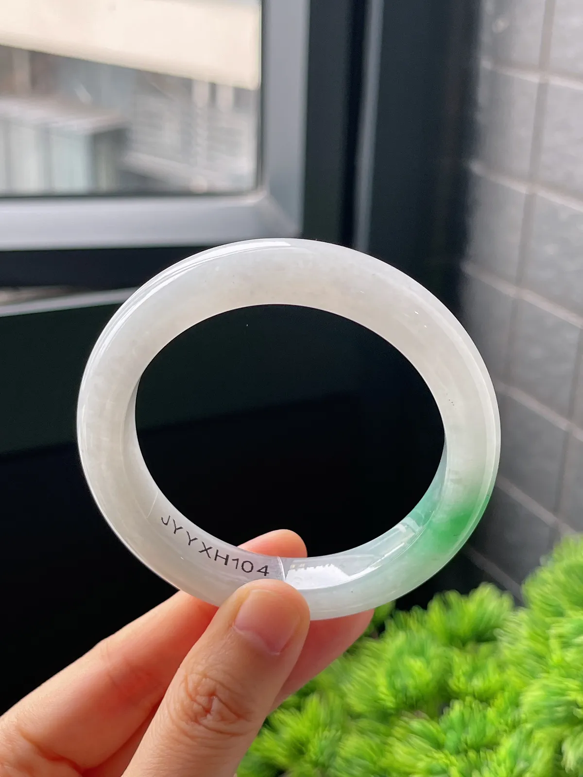 正圈55圈口，翡翠冰糯种飘绿手镯