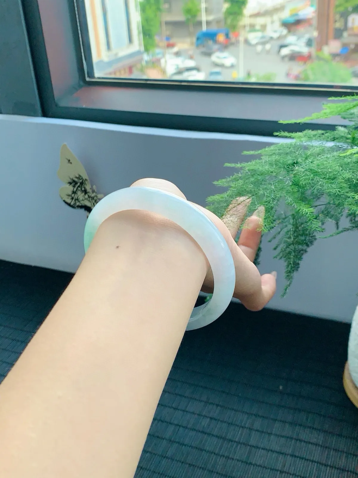 冰飘绿翡翠手镯，清泉般泌人心脾，丝丝绿润进心田，如清风徐来，令人心旷神怡，有种独一无二的诗意美
【尺寸】61-12-8mm