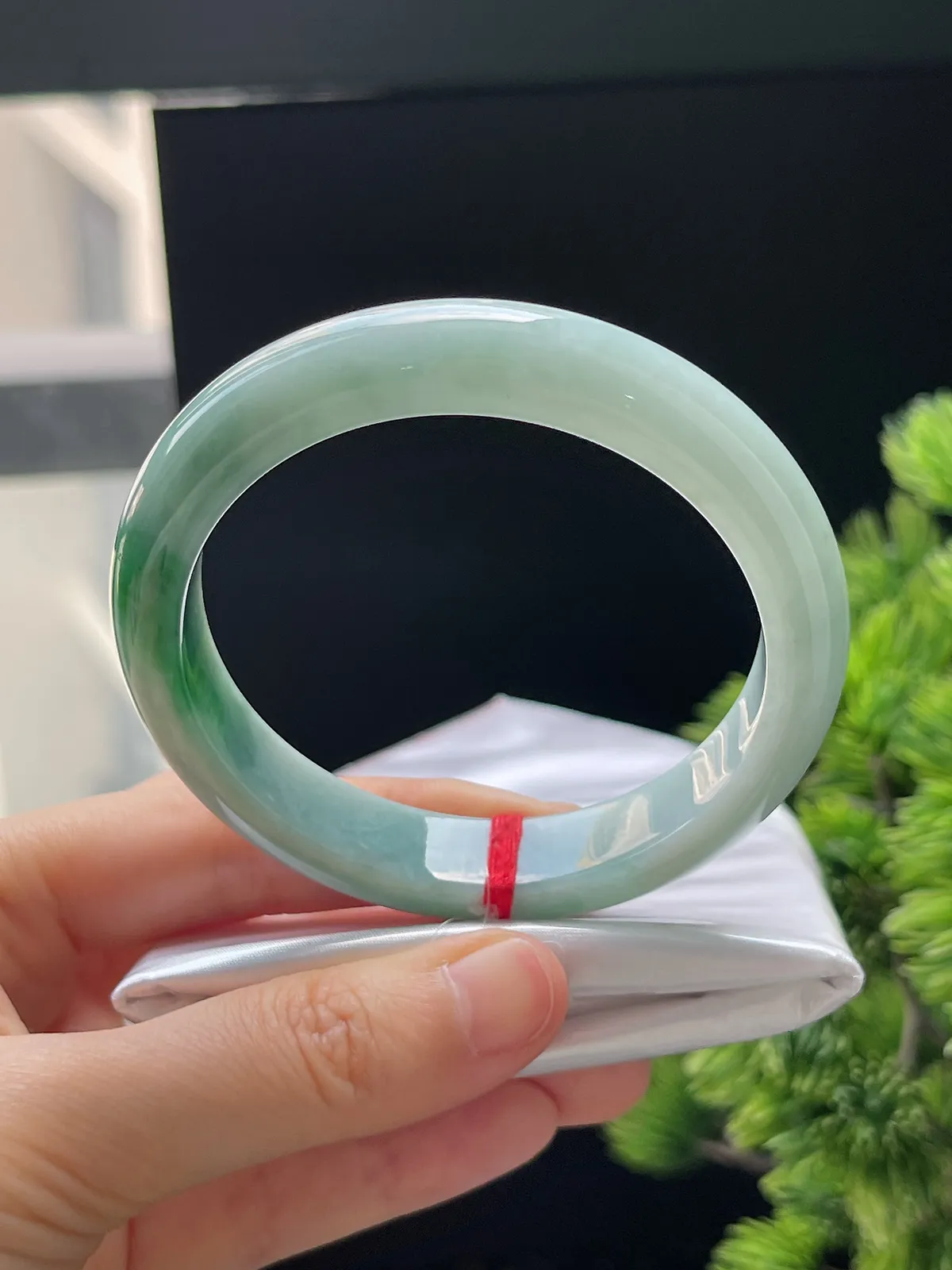 正圈57.7圈口，翡翠糯化种飘绿手镯