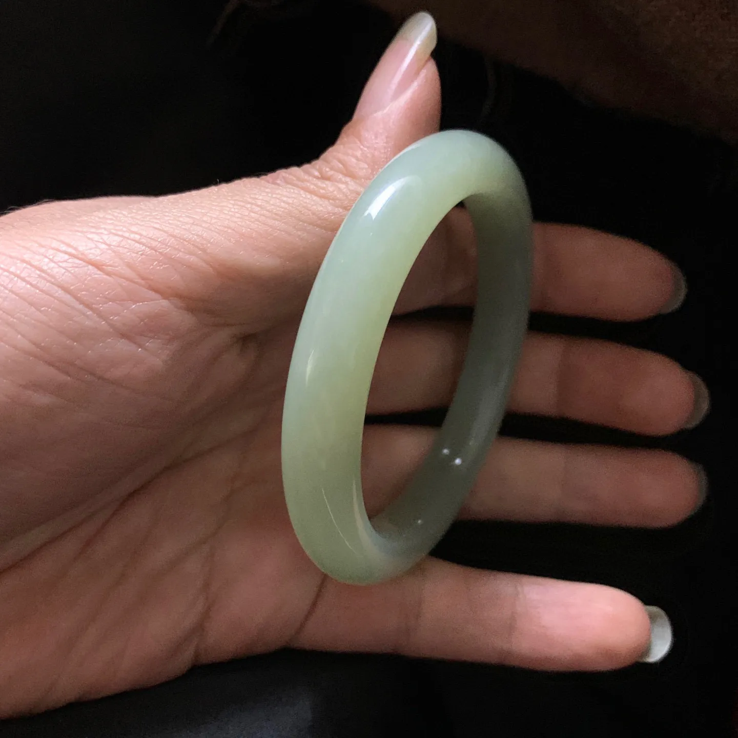 和田玉56圈口清水色手镯，镯型古朴典雅。在诗情画意的雨巷相遇，你是我腕间的一抹风情，有你眸有深情.清