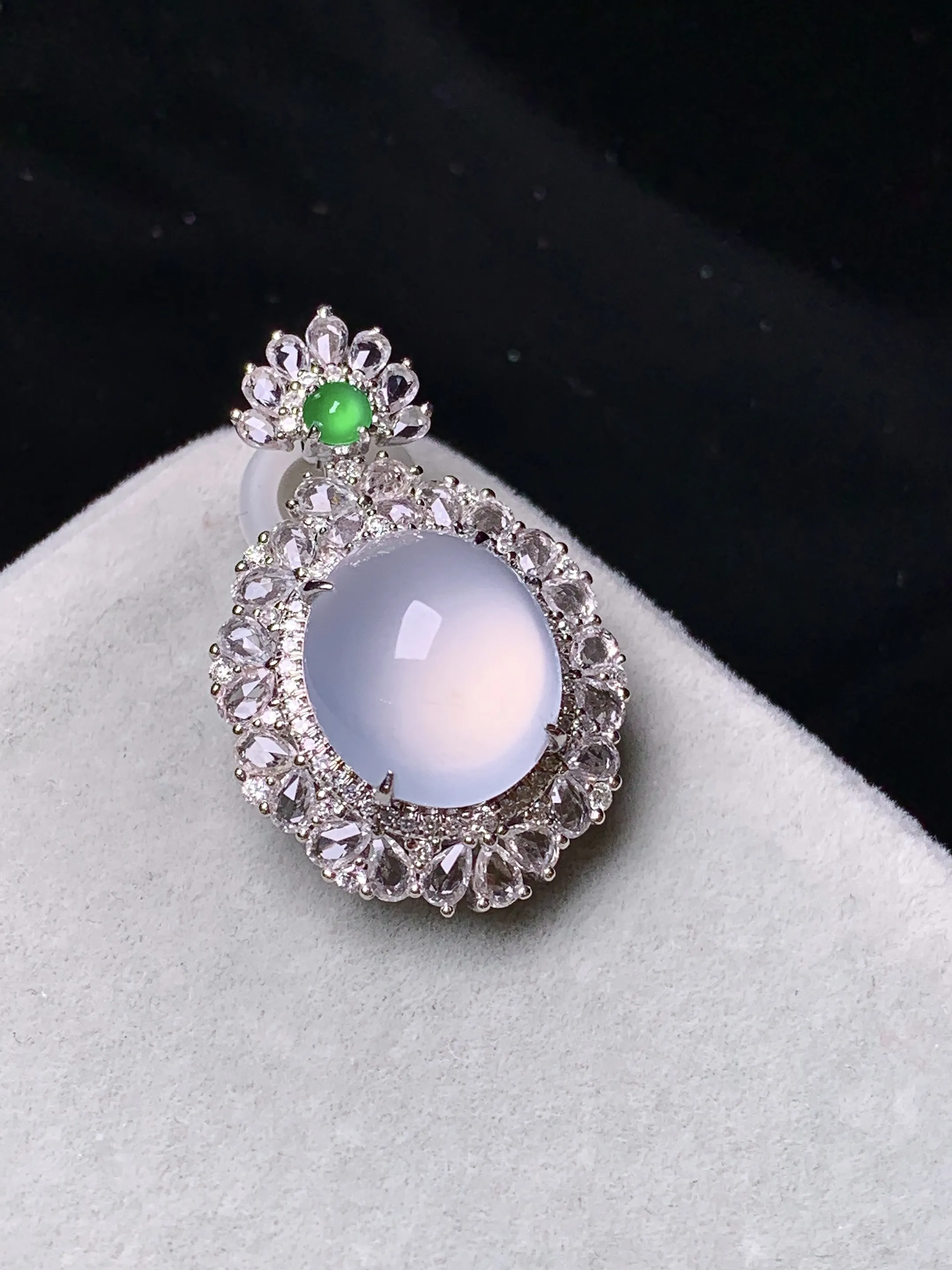 18k金钻镶嵌冰种蛋面吊坠 玉质细腻 色泽艳丽清新 整体尺寸29.3*18.7*11.3