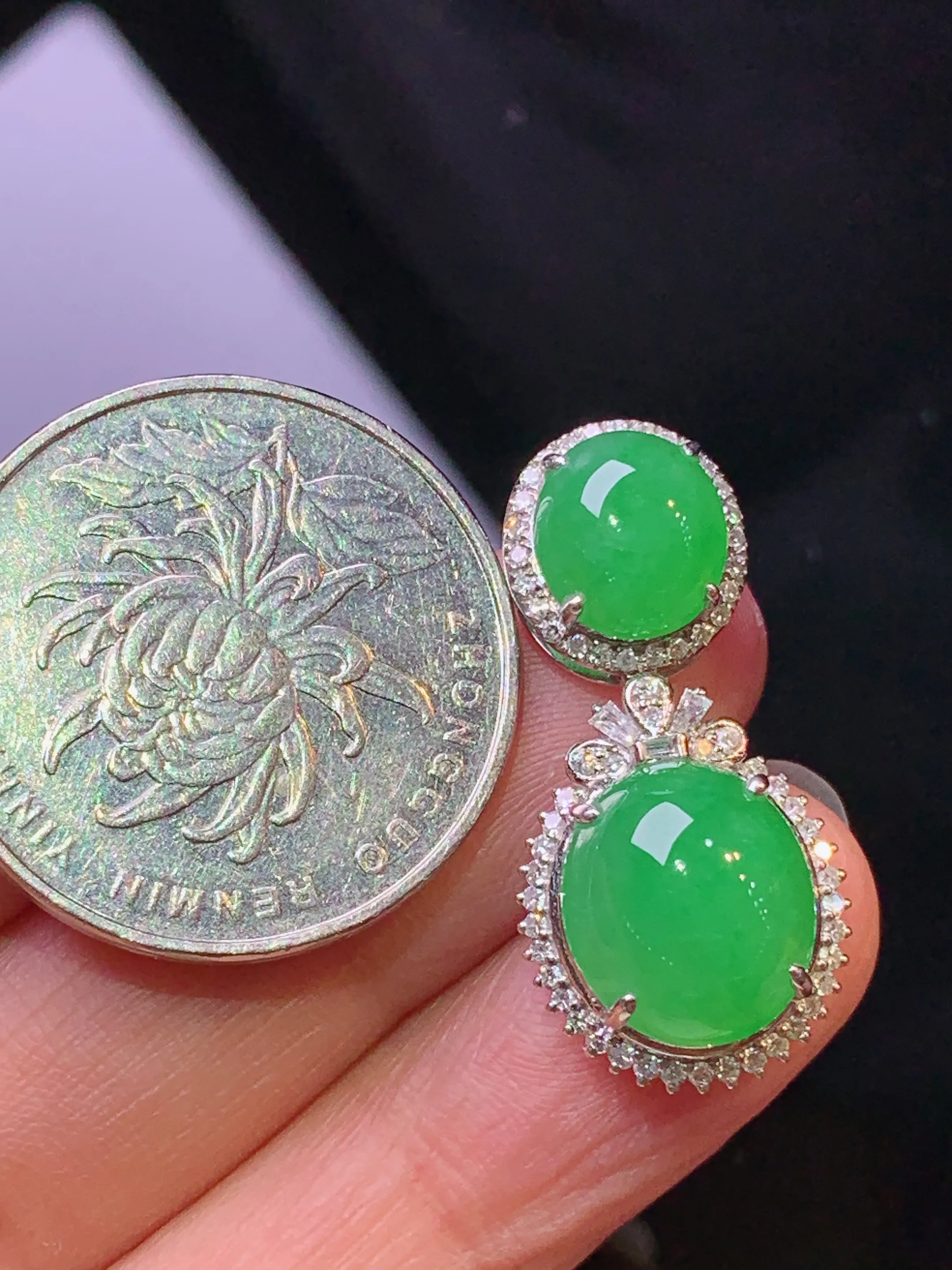 18k金钻镶嵌满绿蛋面组合吊坠 玉质细腻 色泽艳丽清新 整体尺寸28.5*13.8*9.2