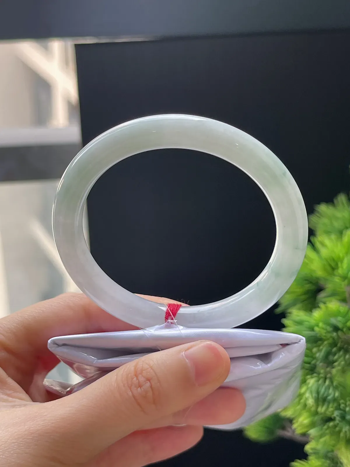 圆镯54.3圈口，翡翠糯化种淡绿色手镯