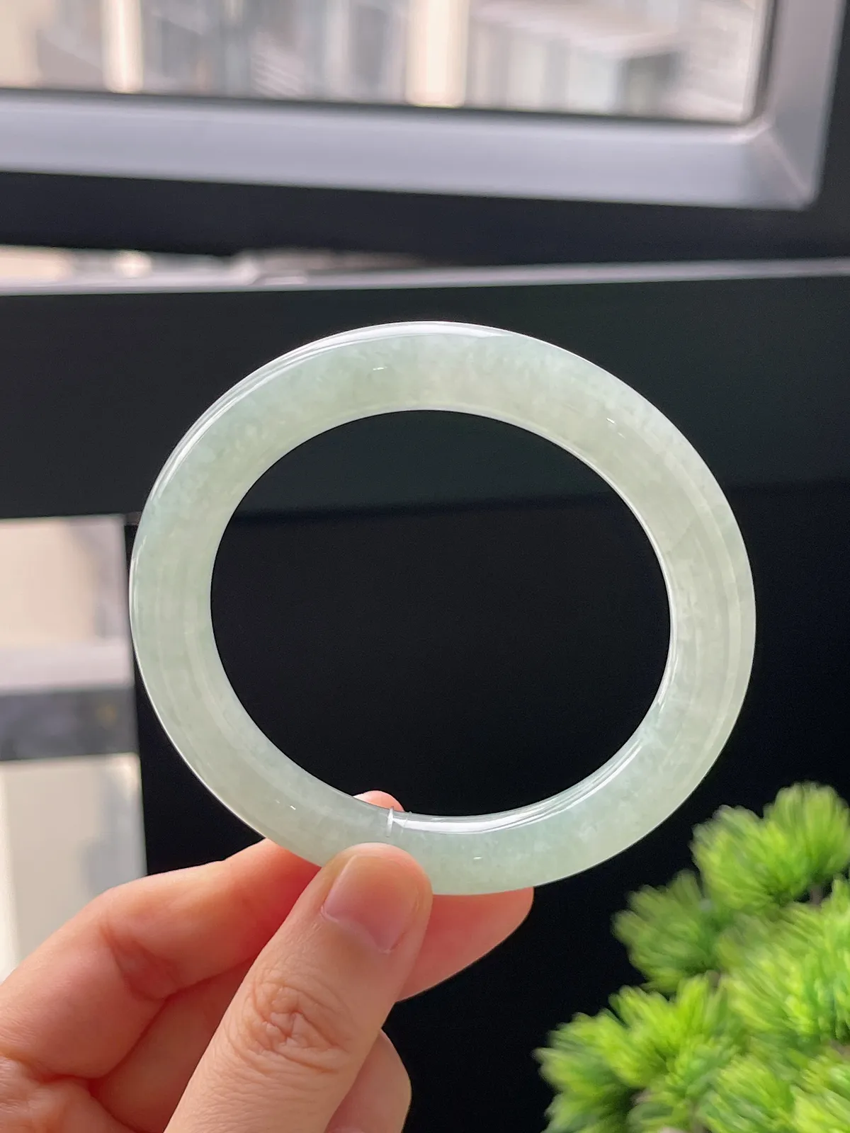 圆镯55.7圈口，翡翠冰糯种浅绿色手镯