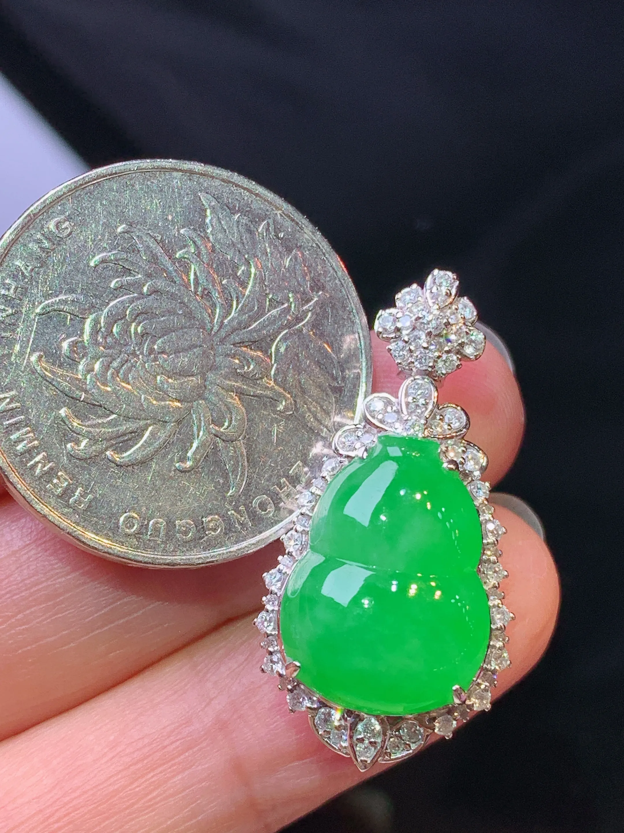 18k金钻镶嵌满绿葫芦吊坠 玉质细腻 色泽艳丽清新 整体尺寸30*15.2*12