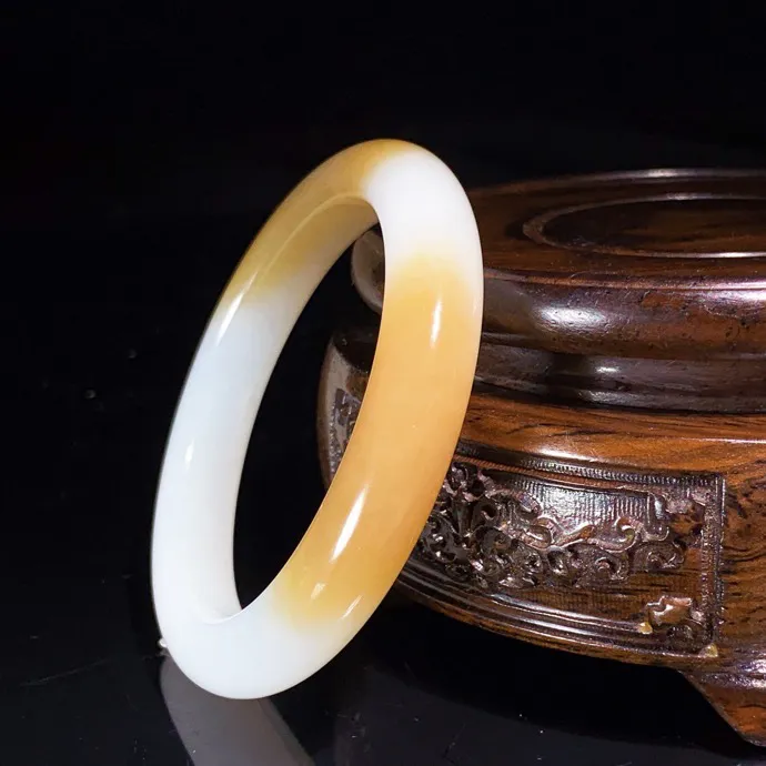 51圈口 新疆且末糖手镯。且末糖羊脂白玉手镯。圈口51条宽10厚9mm重39克，白度一级。玉质细腻油润 脂粉好，品质好！lt250611