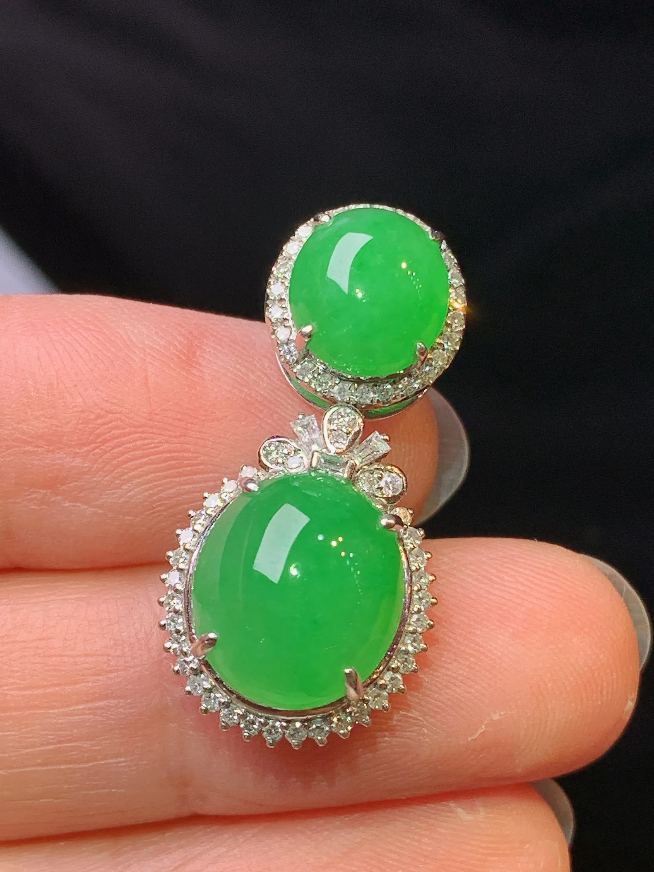 18k金钻镶嵌满绿蛋面组合吊坠 玉质细腻 色泽艳丽清新 整体尺寸28.5*13.8*9.2