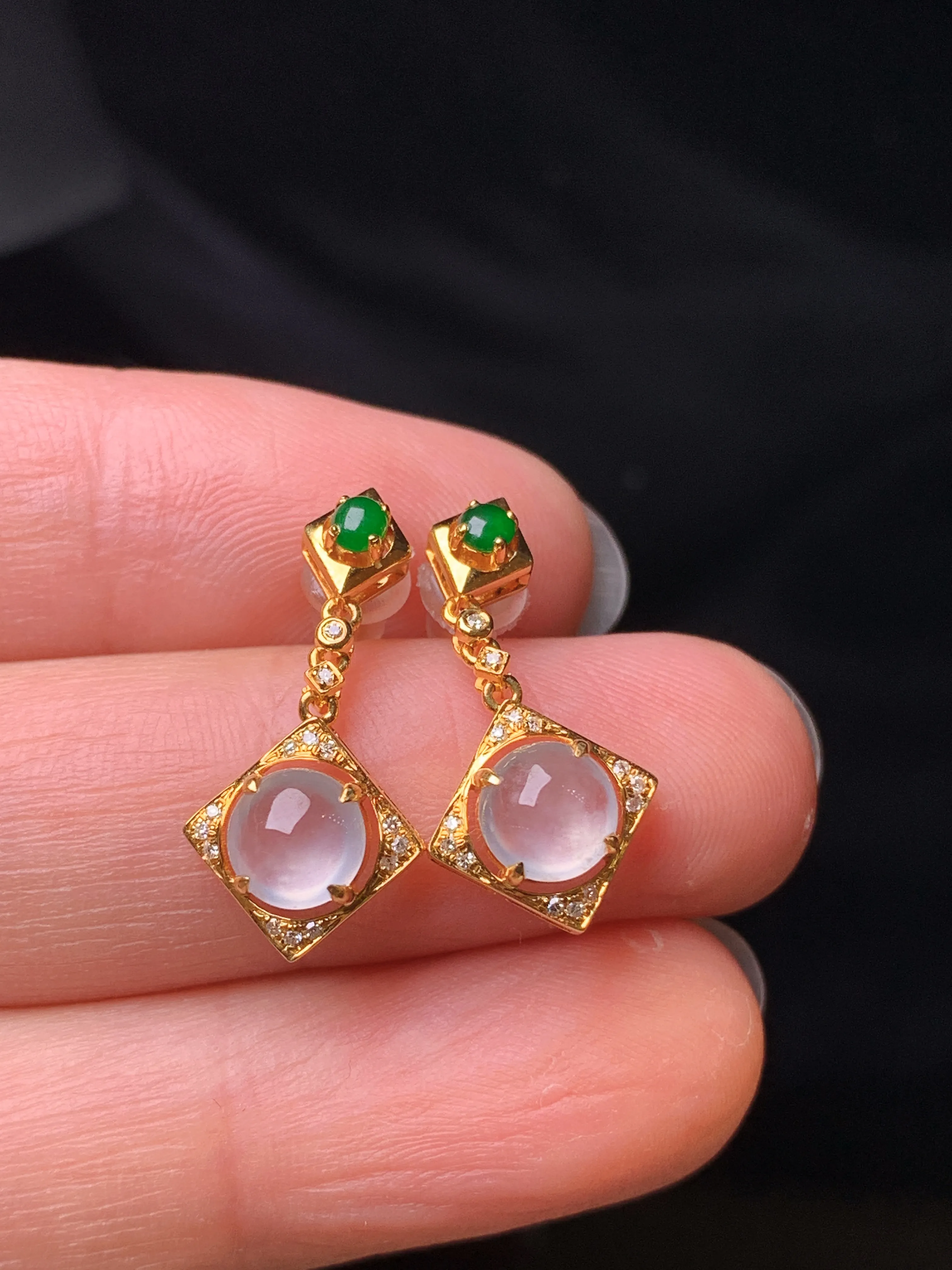 18k金钻镶嵌冰种蛋面耳坠 玉质细腻 色泽艳丽清新 整体尺寸21.5*10*5.6