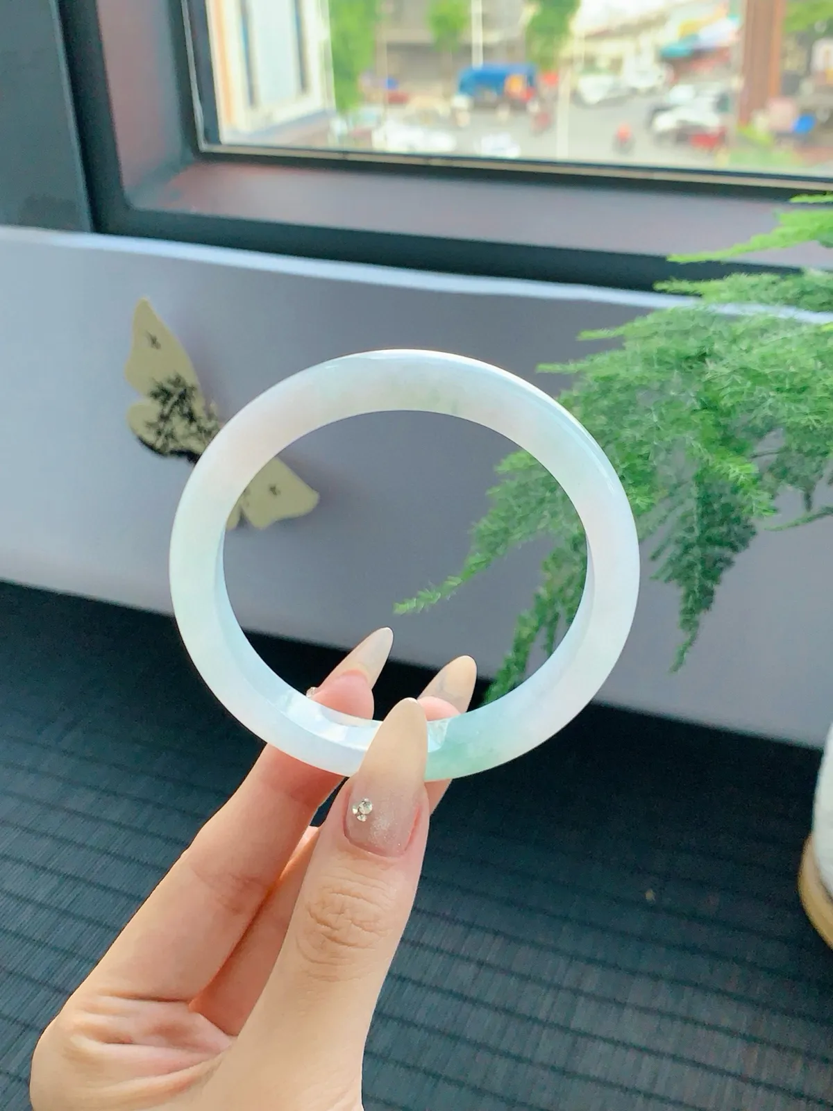 冰飘绿翡翠手镯，清泉般泌人心脾，丝丝绿润进心田，如清风徐来，令人心旷神怡，有种独一无二的诗意美
【尺寸】61-12-8mm