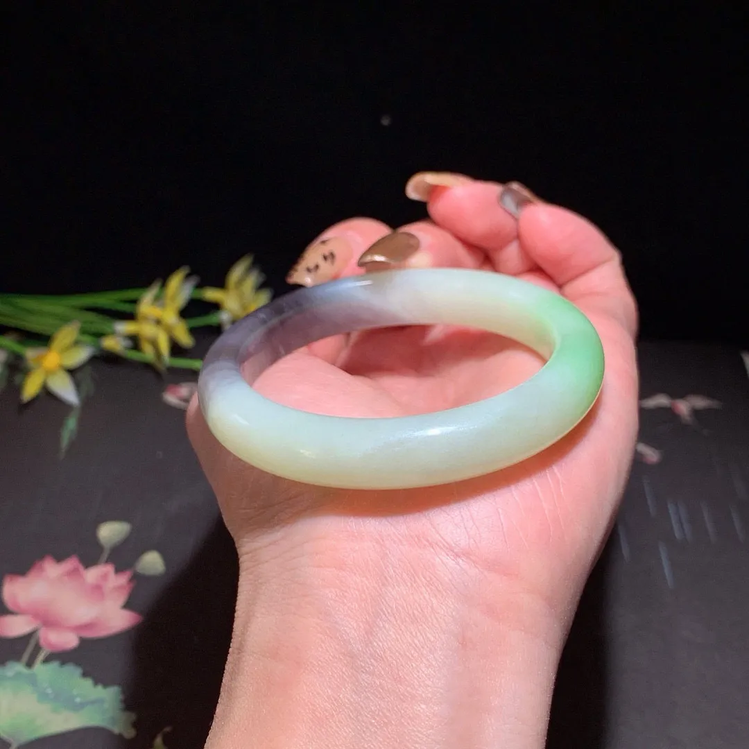 和田玉53圈口翠青漂紫三色手镯！青海翠！玉质细腻油润 底色纯净 无裂无杂 脂粉好，品质高