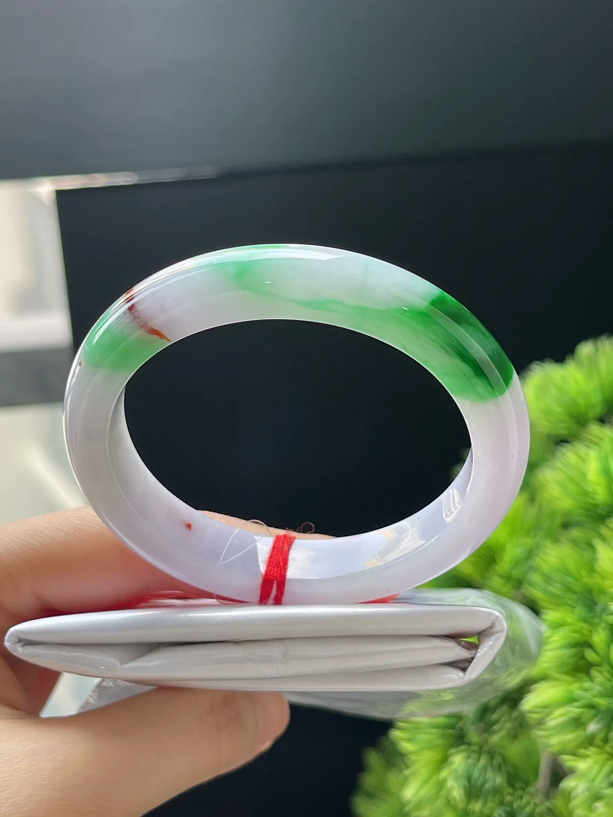 贵妃镯52.5圈口，翡翠糯化种辣绿色手镯