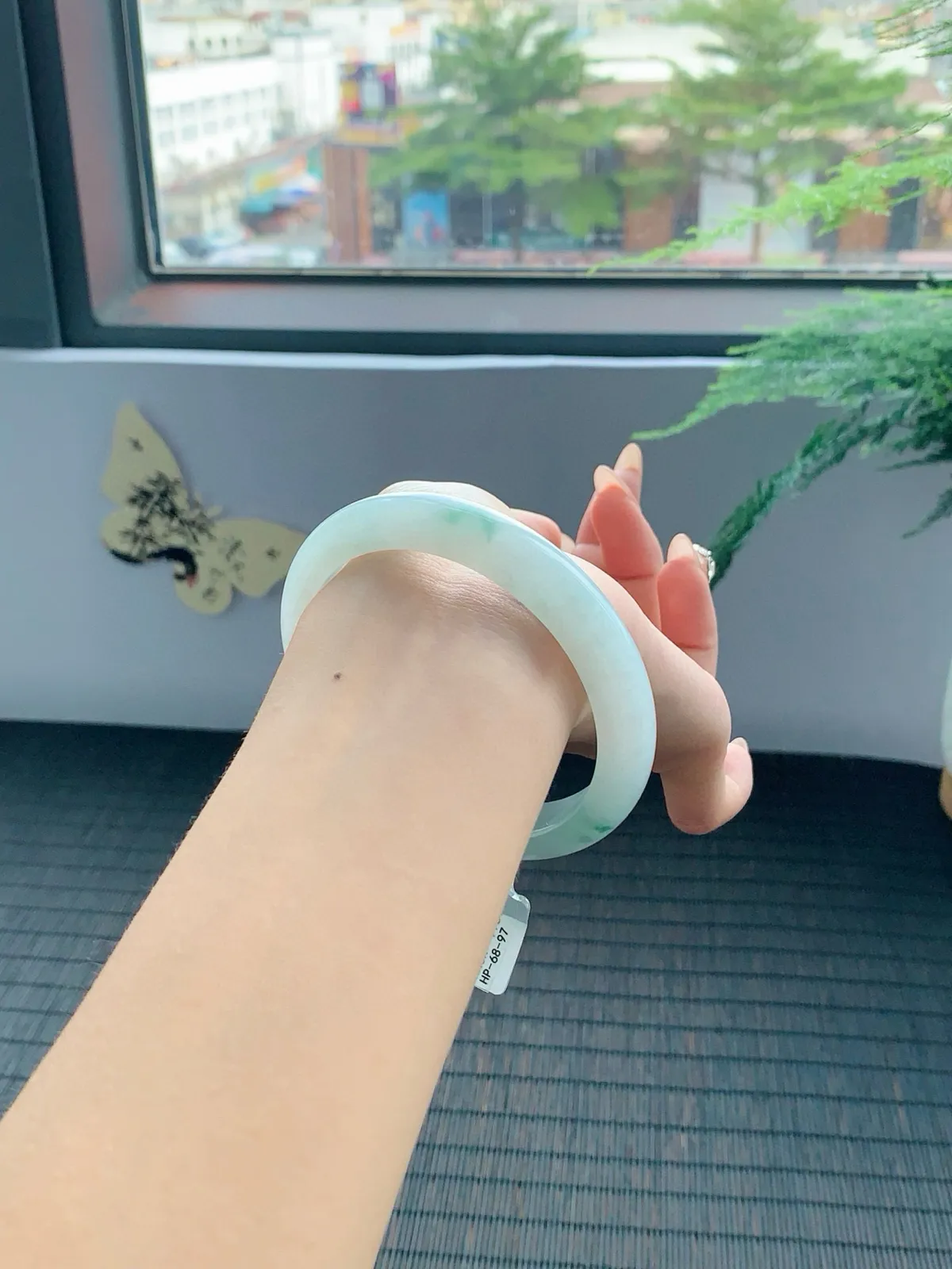 冰飘花手镯，镯色生香，水润中透着灵气，仿佛有生命在其中流淌。花色灵动飘逸，如同翩翩起舞的精灵，为手镯增添了无尽的魅力
【尺寸】61-11.5-8mm