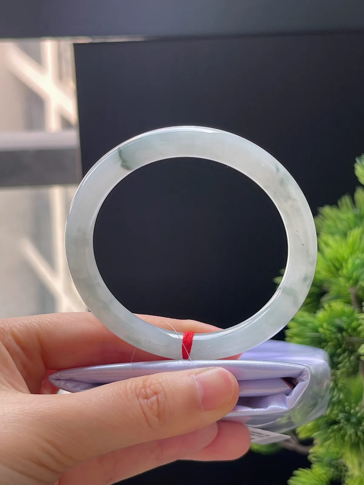 圆镯54.6圈口，翡翠飘蓝花手镯