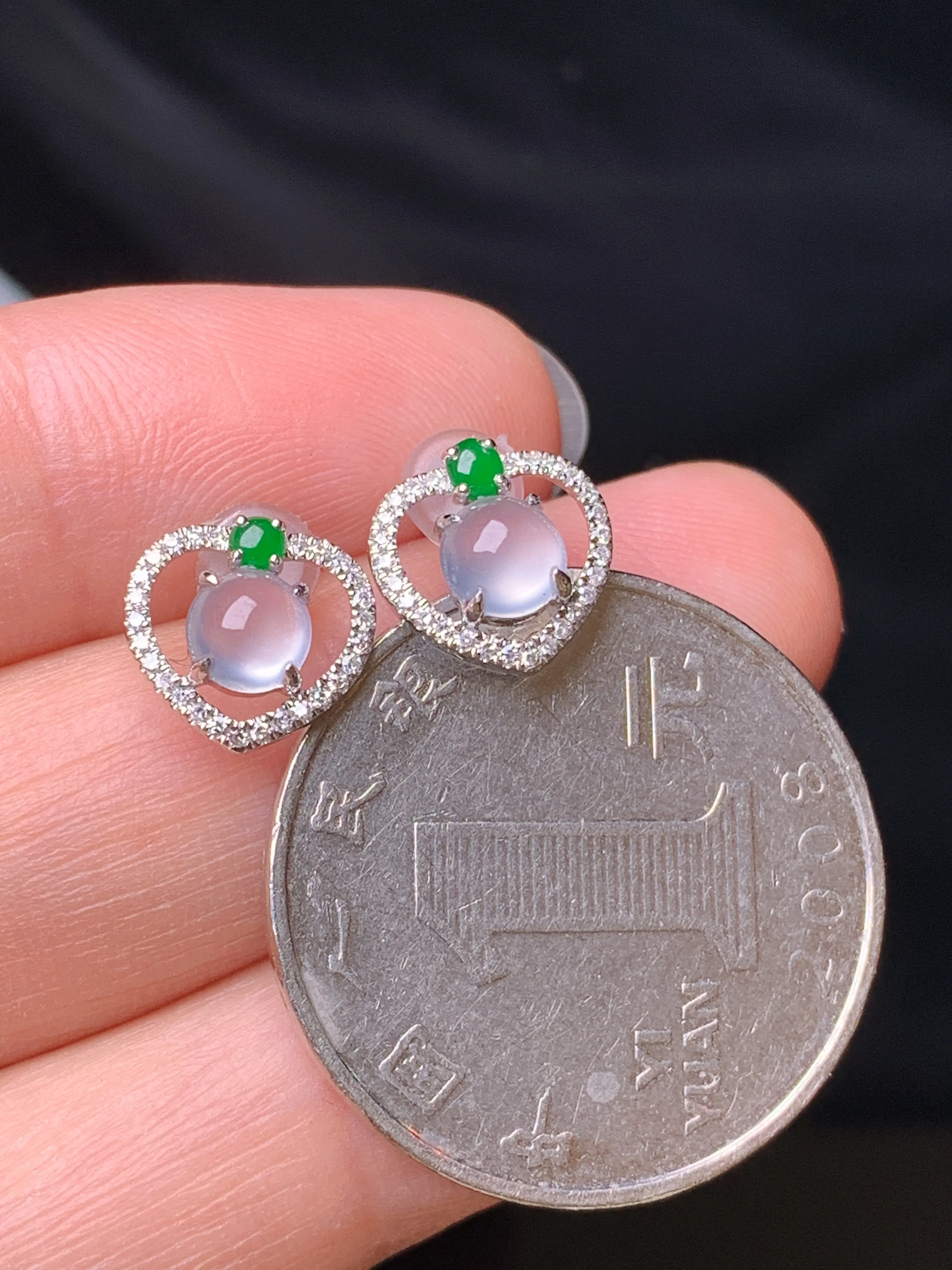 18k金钻镶嵌冰种蛋面耳钉 玉质细腻 色泽艳丽清新 整体尺寸9.5*9.8*4.3