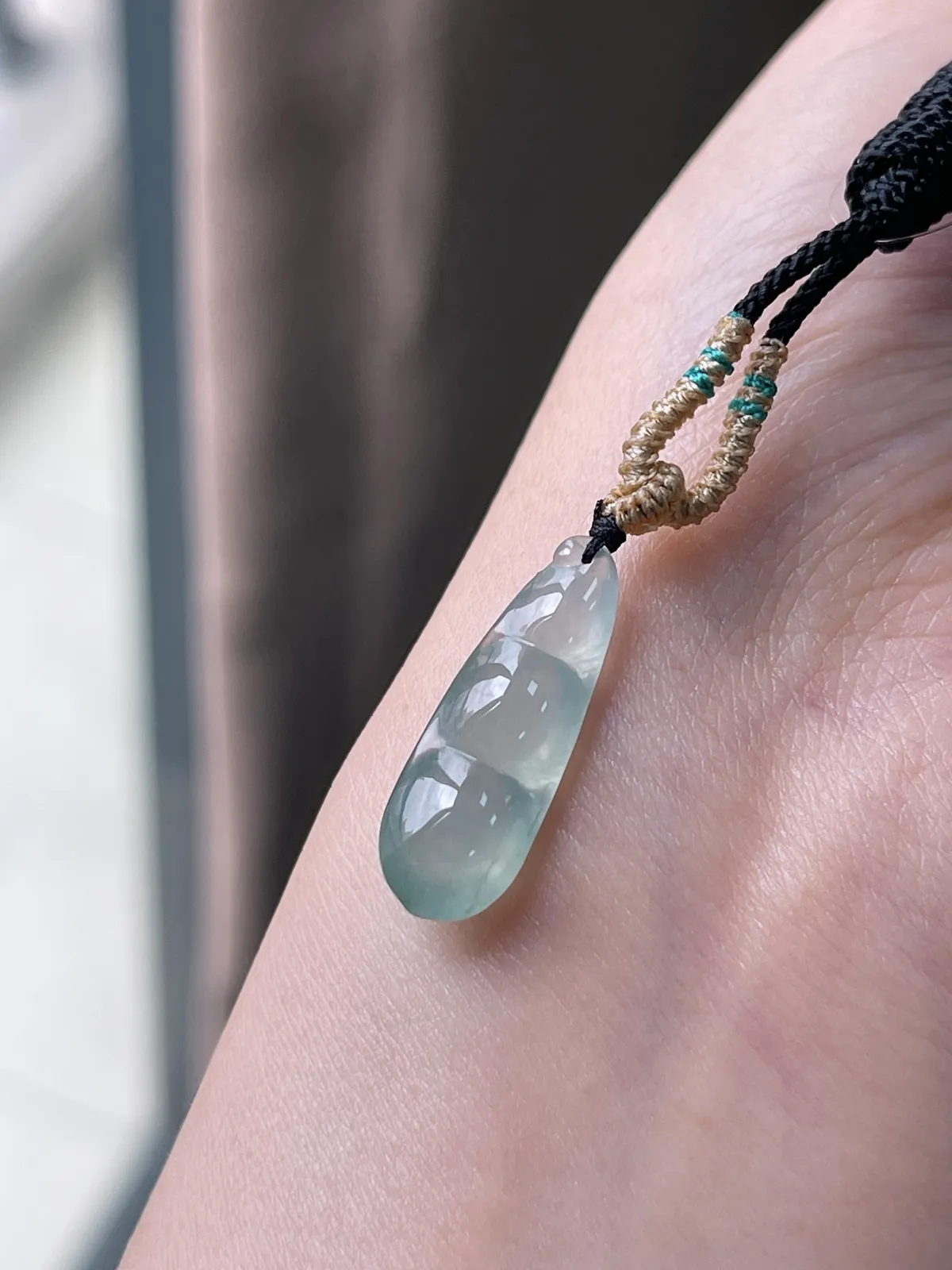 翡翠冰种淡绿色福豆吊坠