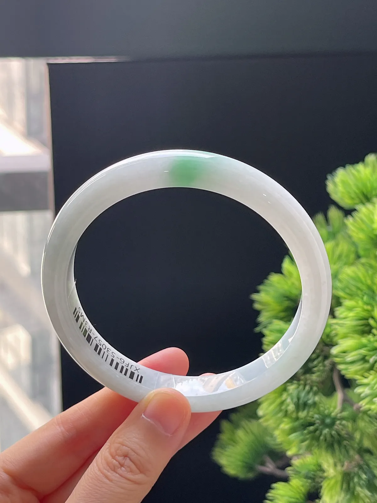 正圈64.8圈口，翡翠糯化种飘绿手镯