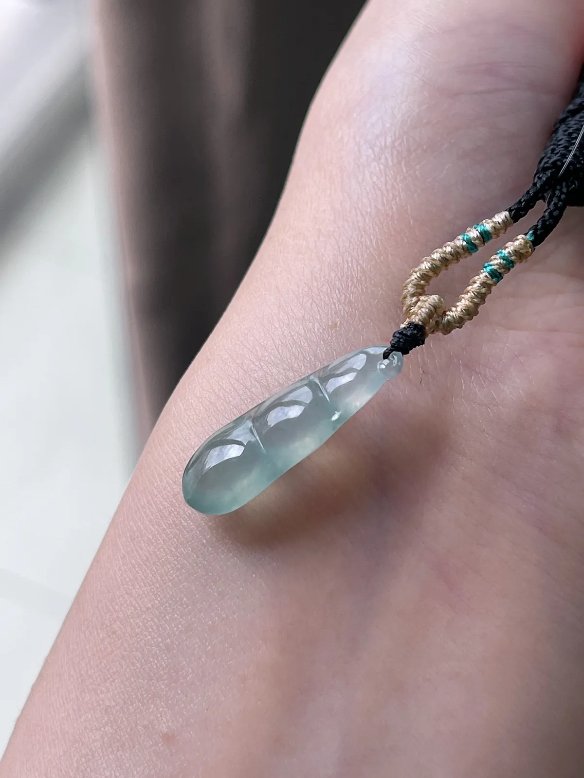 翡翠冰种淡绿色福豆吊坠