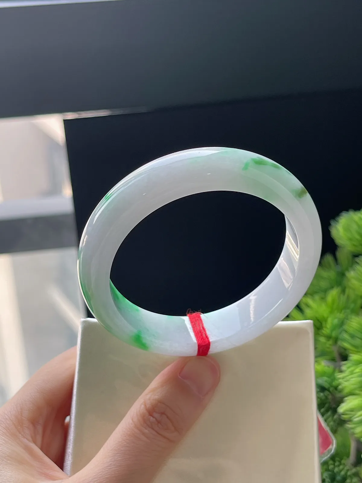 正圈54.6圈口，翡翠糯化种飘绿手镯