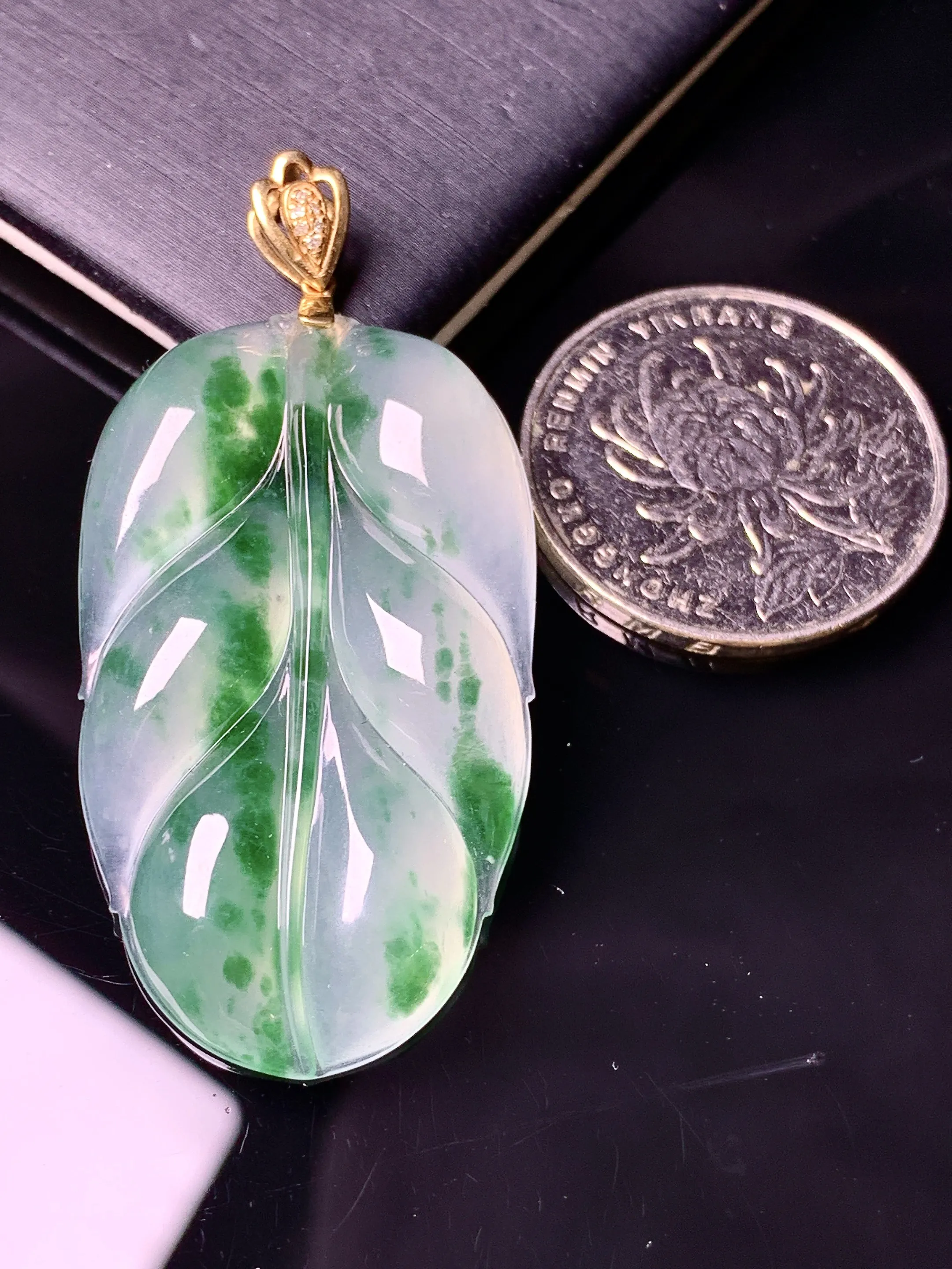 18k金镶嵌飘绿树叶吊坠 玉质细腻 色泽艳丽清新 整体尺寸51*24.5*6.2