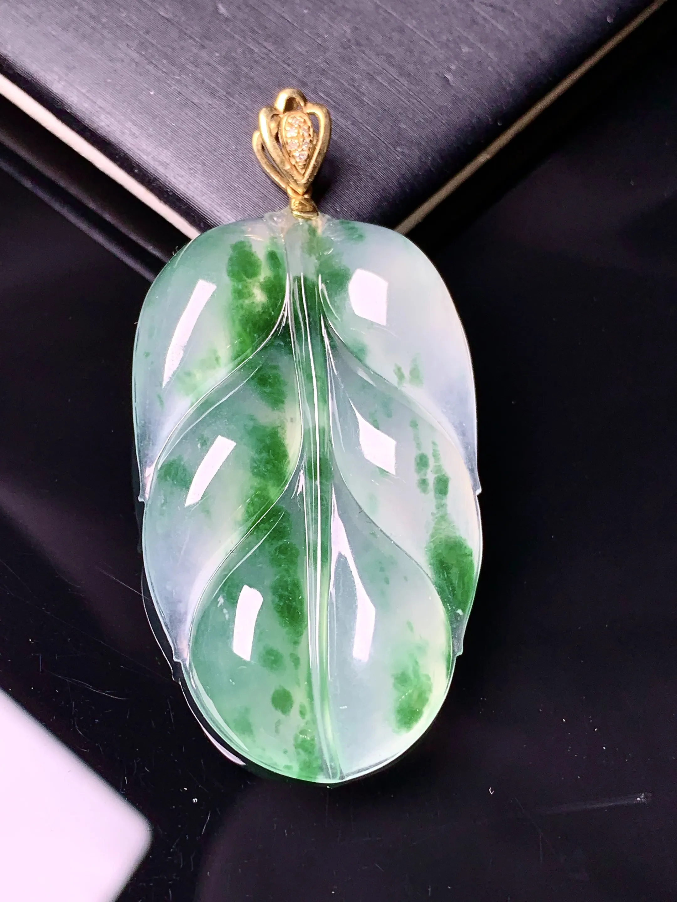 18k金镶嵌飘绿树叶吊坠 玉质细腻 色泽艳丽清新 整体尺寸51*24.5*6.2