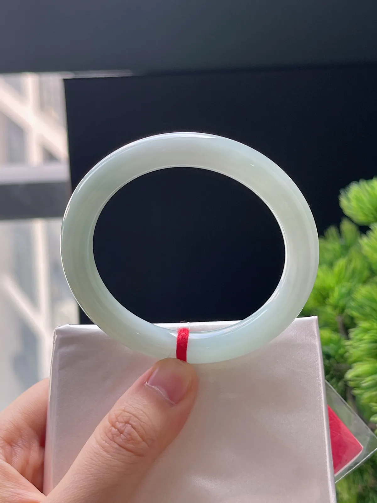 圆镯50圈口，翡翠糯化种淡绿色手镯