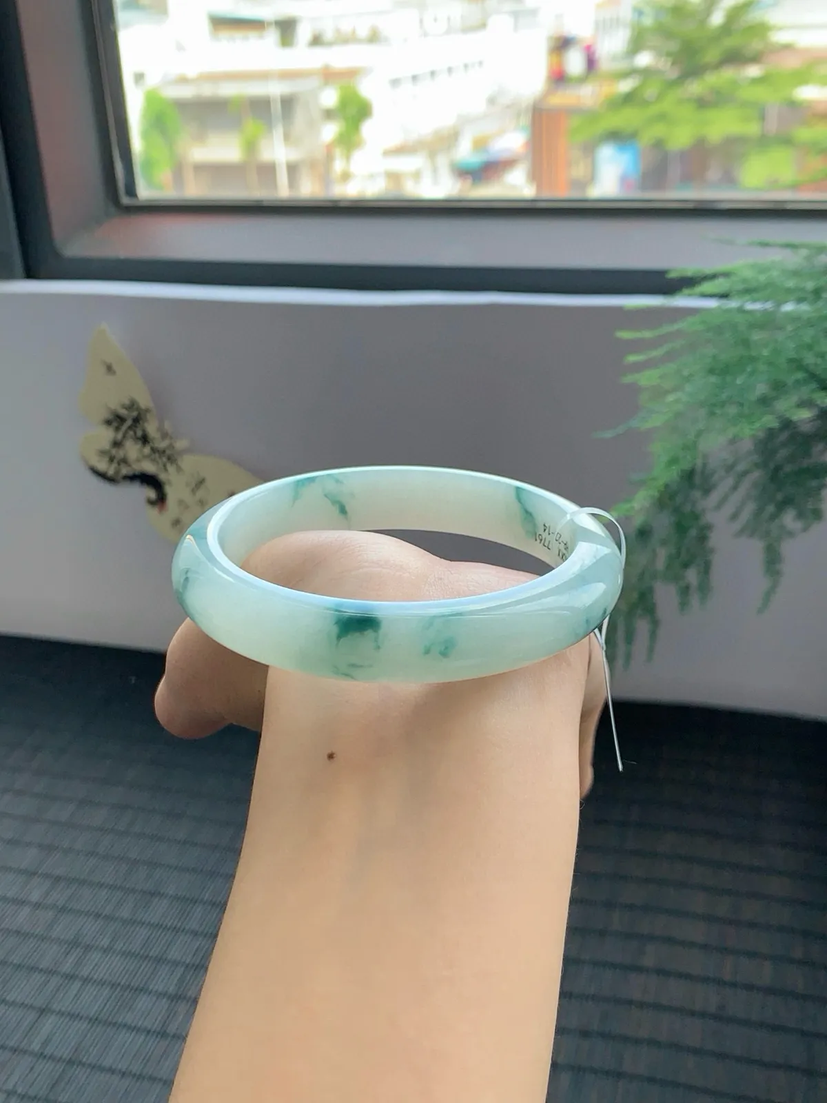 【冰飘花手镯】
一汀烟雨杏花寒雨过天晴的柔风绿色 澄净湖水的宁静仿佛整个春天都在里面
【尺寸】61-13-8mm