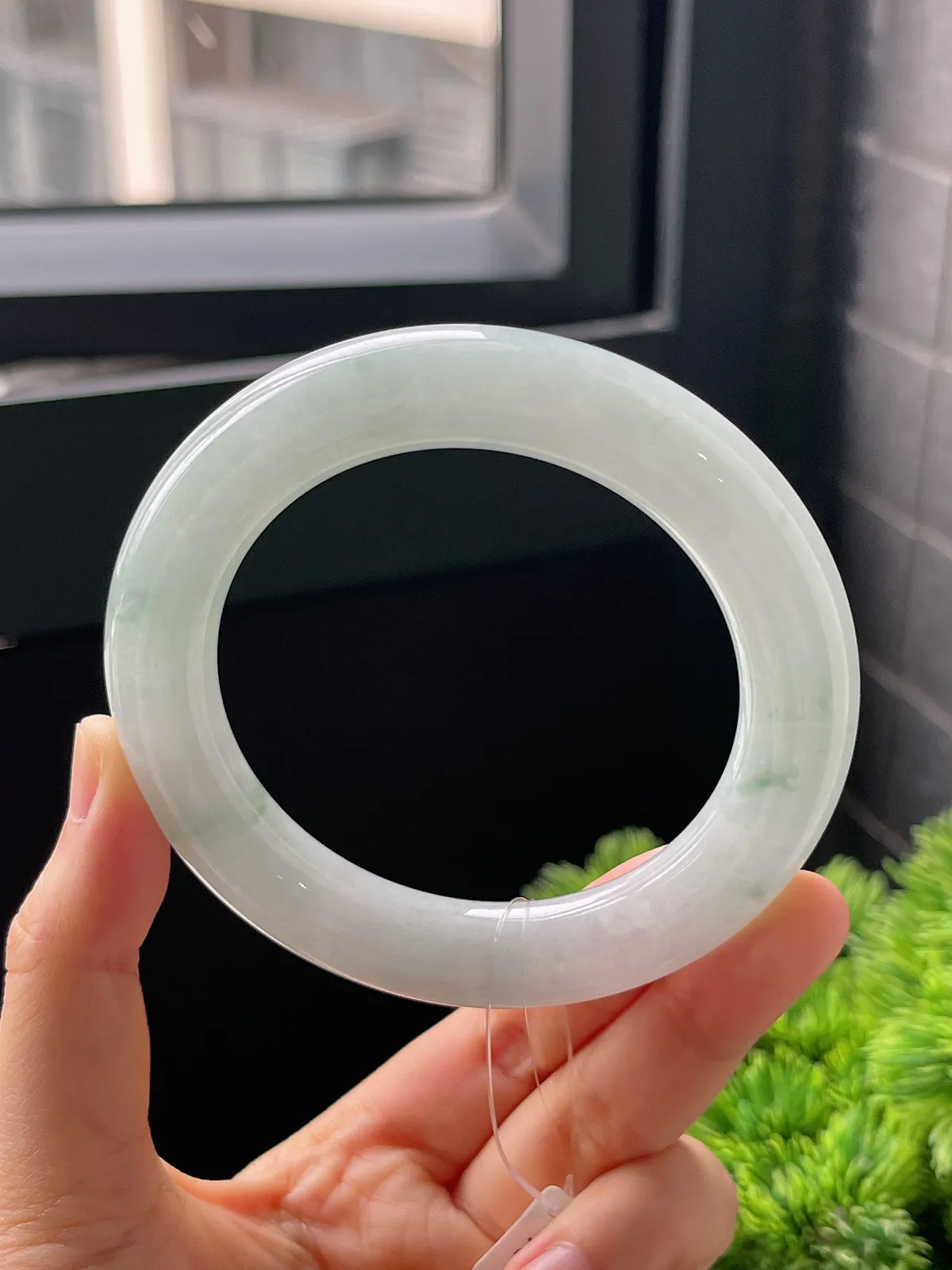 圆镯57.8圈口，翡翠糯化种飘绿手镯