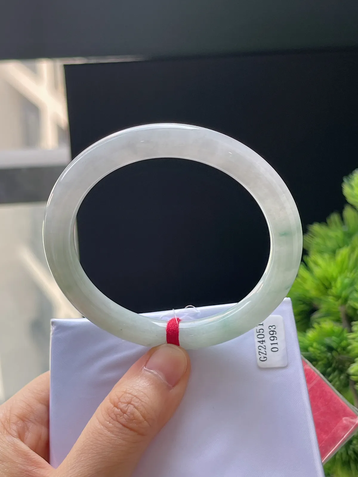 圆镯54.3圈口，翡翠糯化种淡绿色手镯