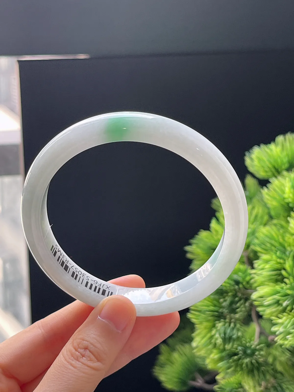 正圈64.8圈口，翡翠糯化种飘绿手镯