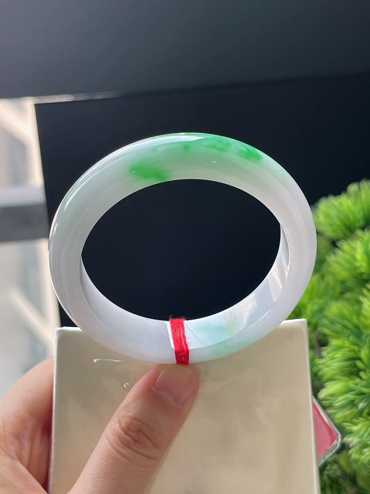 正圈54.6圈口，翡翠糯化种飘绿手镯