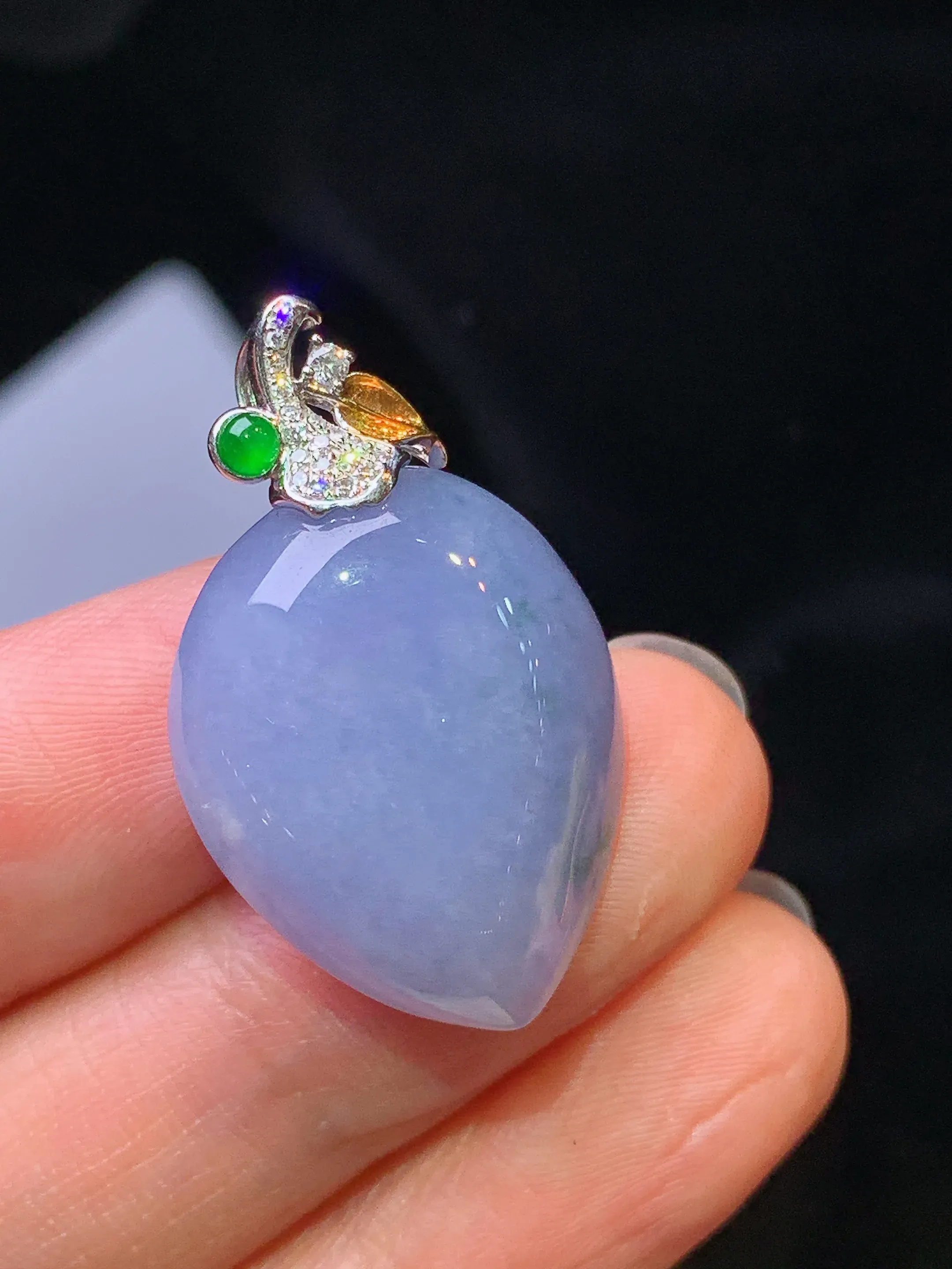 18k金钻镶嵌紫罗兰寿桃吊坠 玉质细腻 色泽艳丽清新 整体尺寸30.5*18.5*8.8