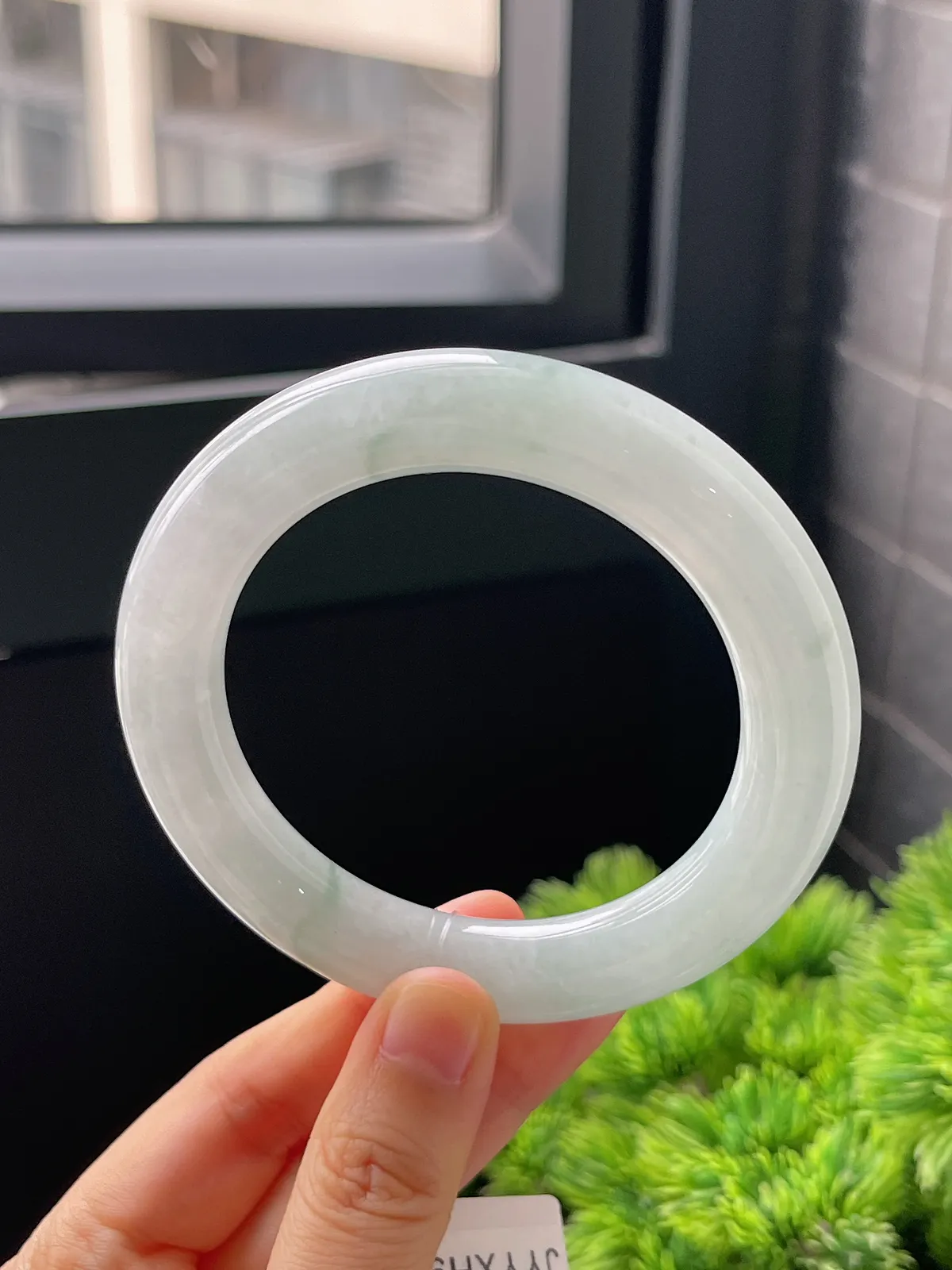 圆镯57.8圈口，翡翠糯化种飘绿手镯