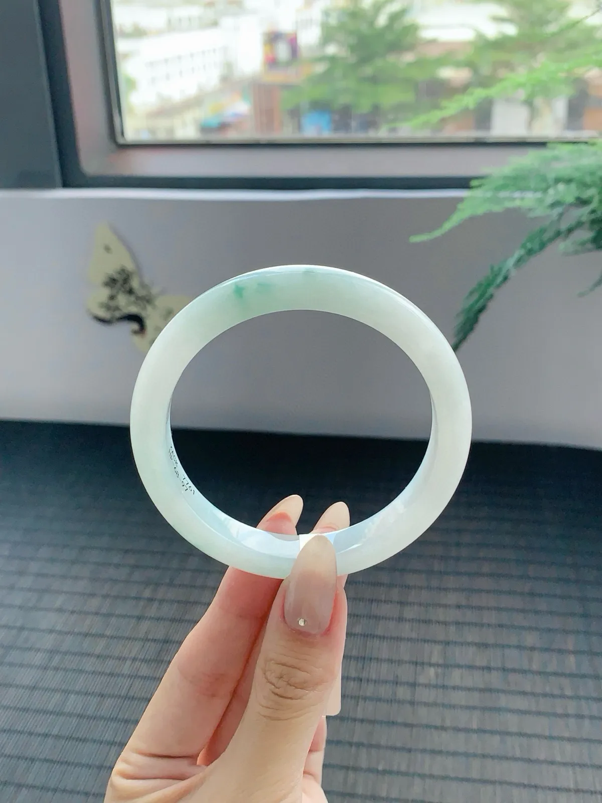 冰飘花手镯，镯色生香，水润中透着灵气，仿佛有生命在其中流淌。花色灵动飘逸，如同翩翩起舞的精灵，为