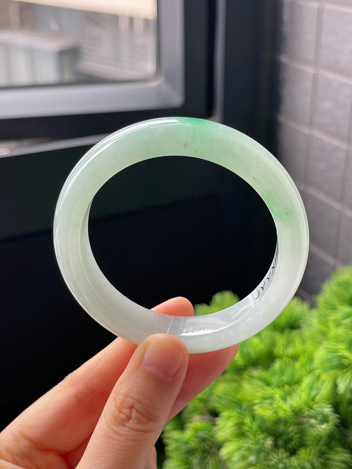 正圈54圈口，翡翠冰糯种飘绿手镯