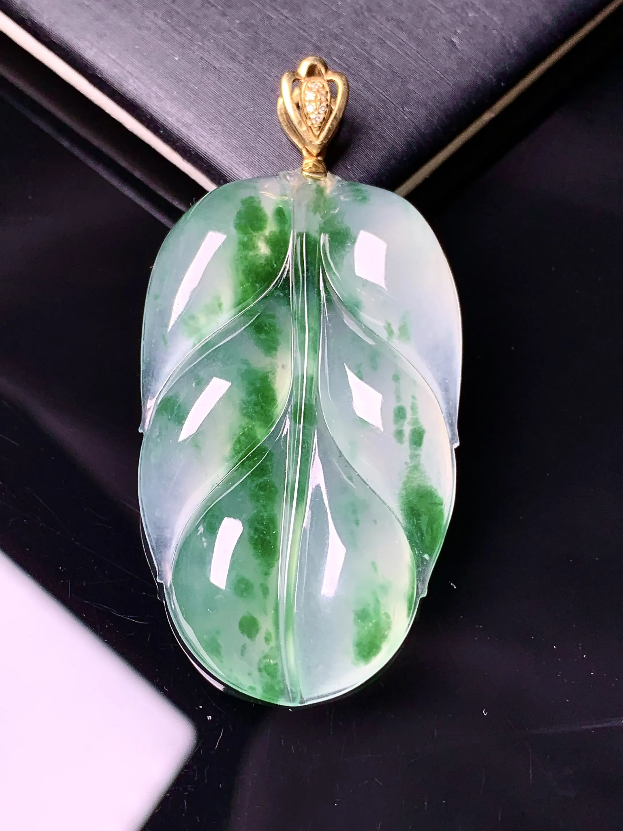 18k金镶嵌飘绿树叶吊坠 玉质细腻 色泽艳丽清新 整体尺寸51*24.5*6.2