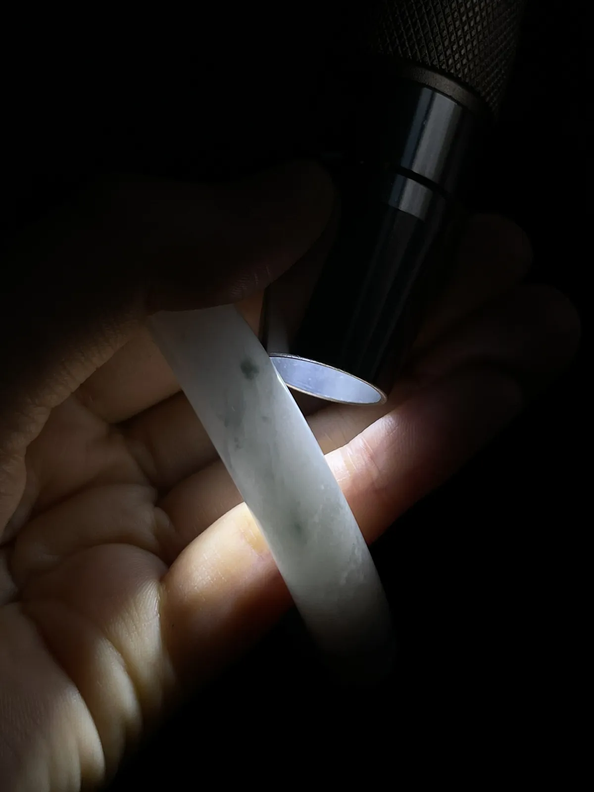 翡翠手镯，种老肉细，底子通透，飘三抹蓝绿花，上手漂亮，仙气飘飘