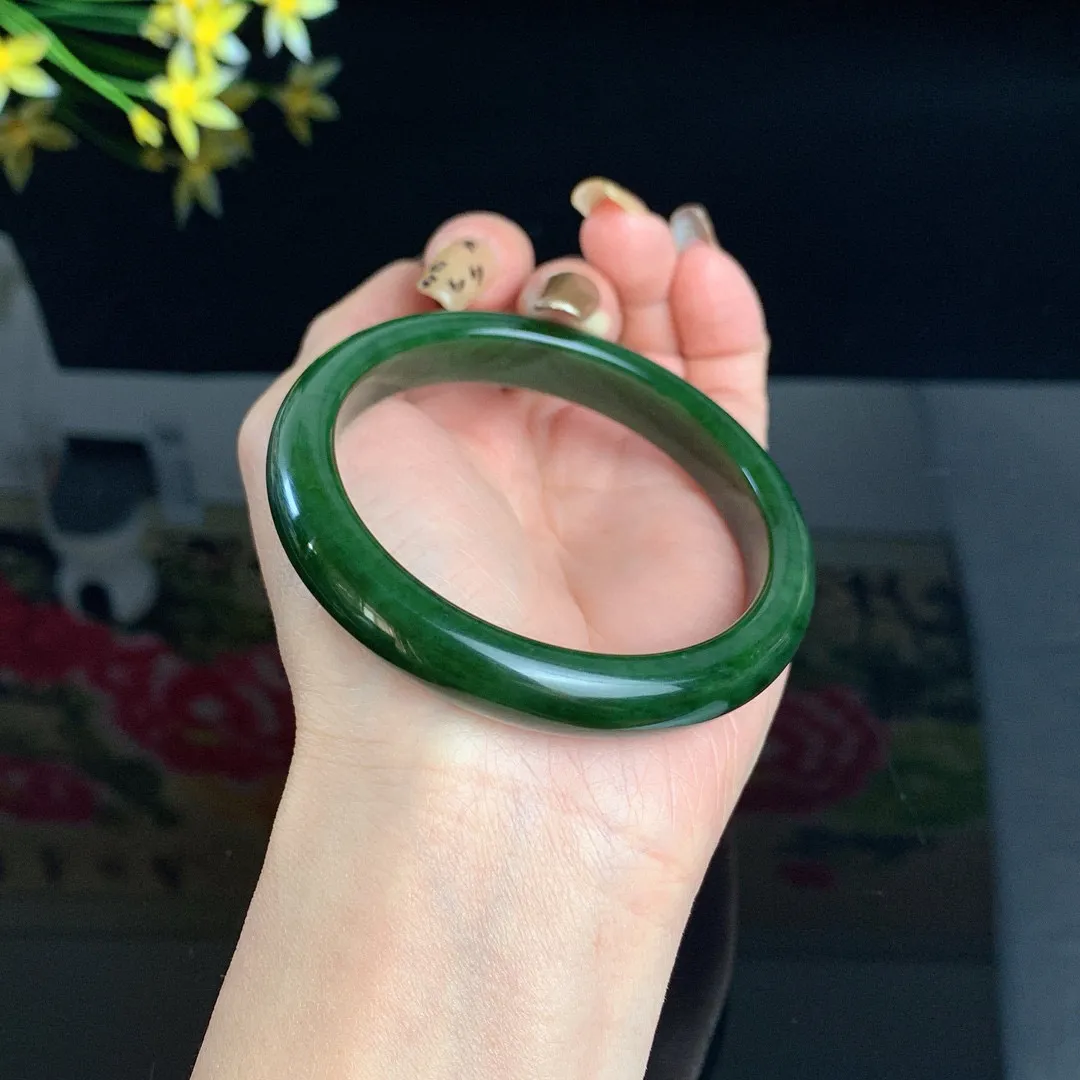 和田玉58.5圈口菠菜绿碧玉手镯！玉质细腻油润 底色纯净 无裂无棉 脂粉好，品质高
