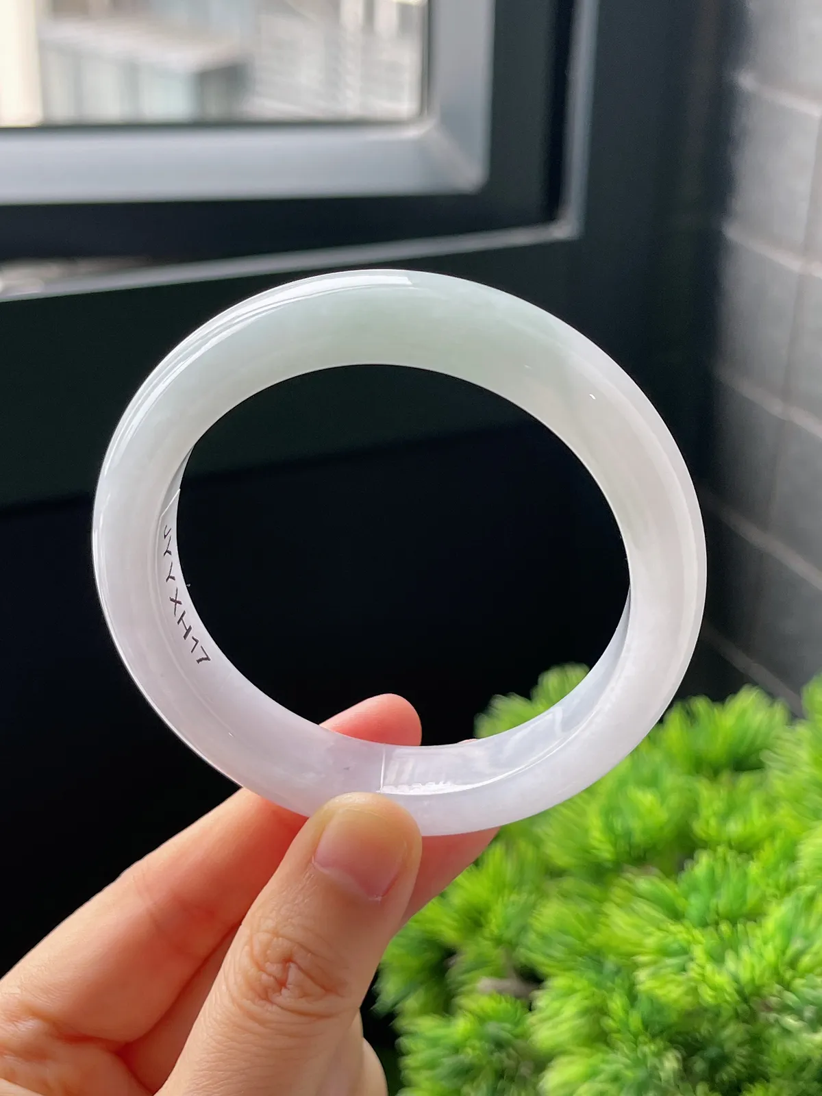 正圈56.9圈口，翡翠糯化种淡绿色手镯