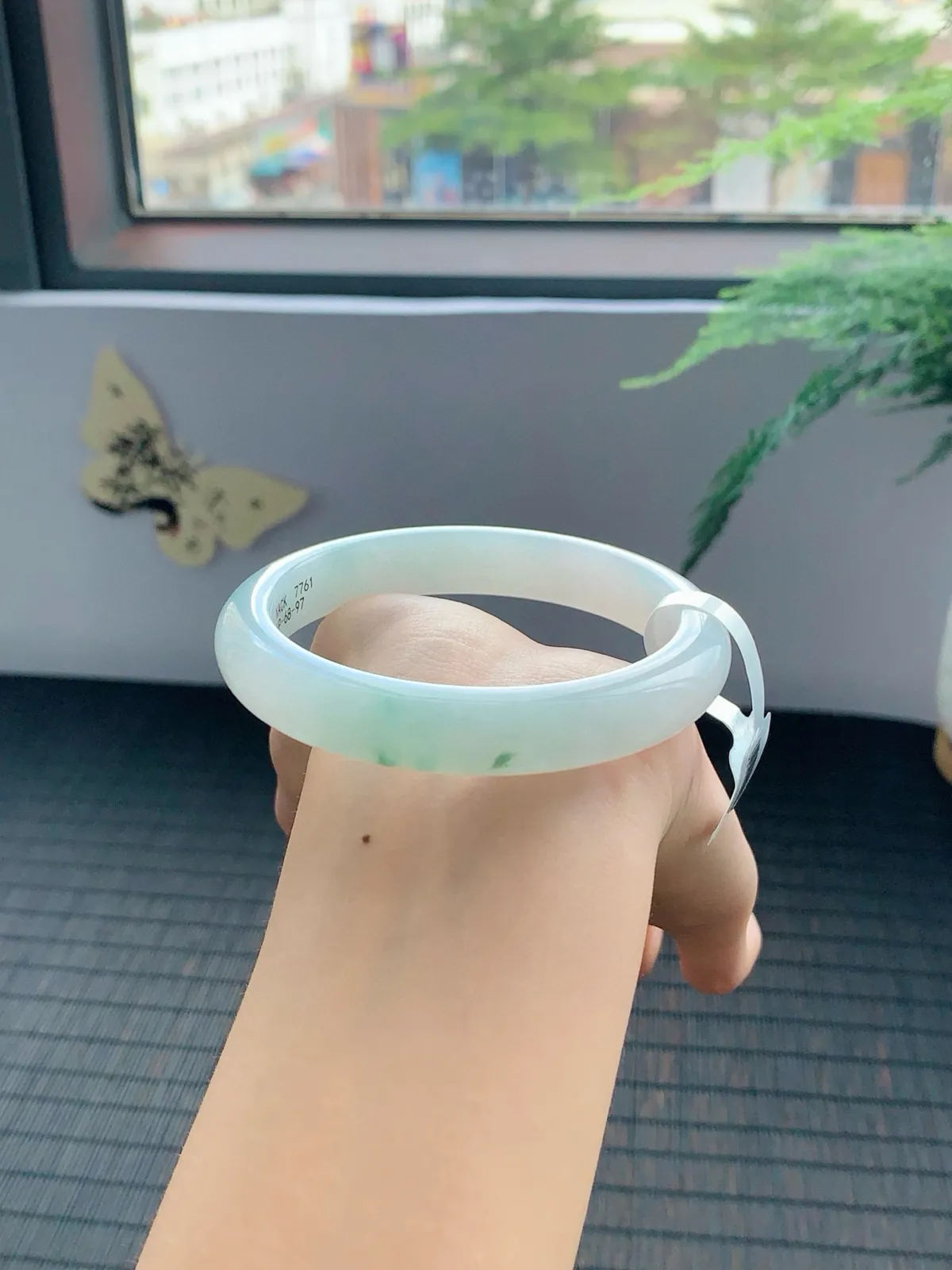 冰飘花手镯，镯色生香，水润中透着灵气，仿佛有生命在其中流淌。花色灵动飘逸，如同翩翩起舞的精灵，为手镯增添了无尽的魅力
【尺寸】61-11.5-8mm