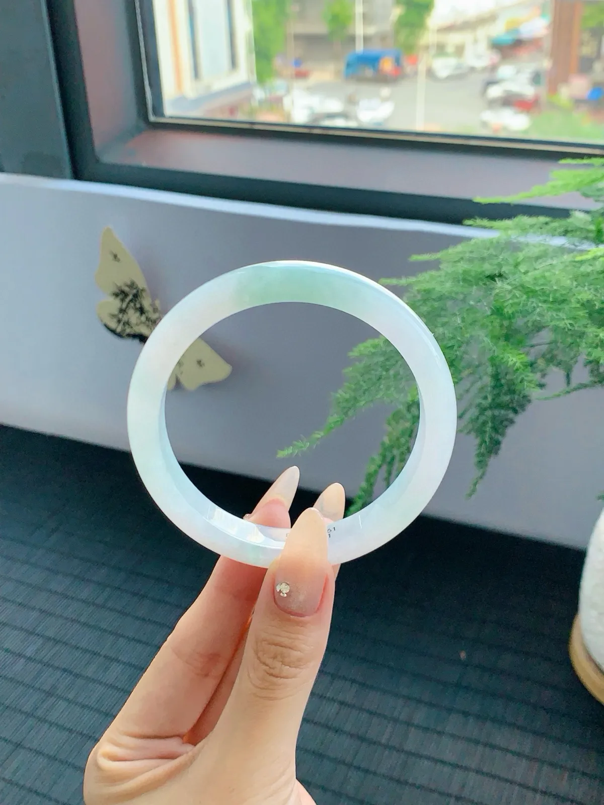 冰飘绿翡翠手镯，清泉般泌人心脾，丝丝绿润进心田，如清风徐来，令人心旷神怡，有种独一无二的诗意美
【尺