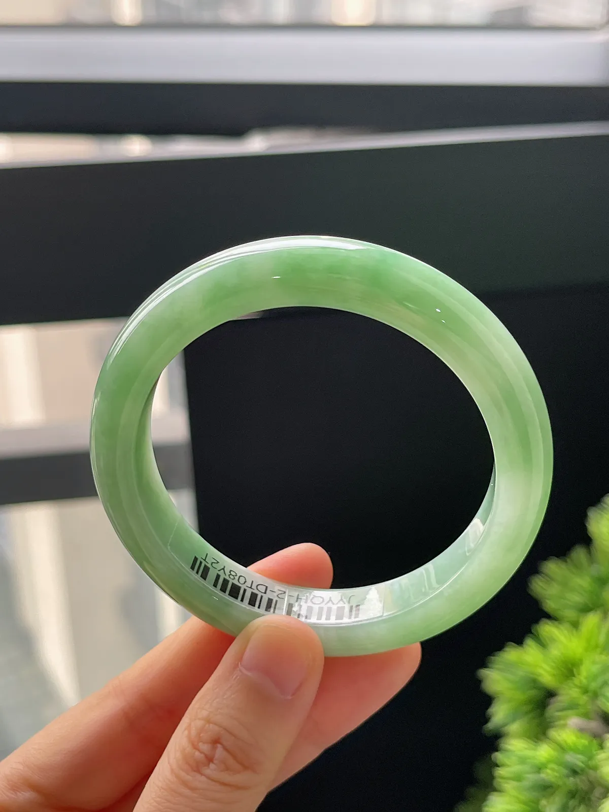 正圈55.8圈口，翡翠糯化种浅绿色手镯