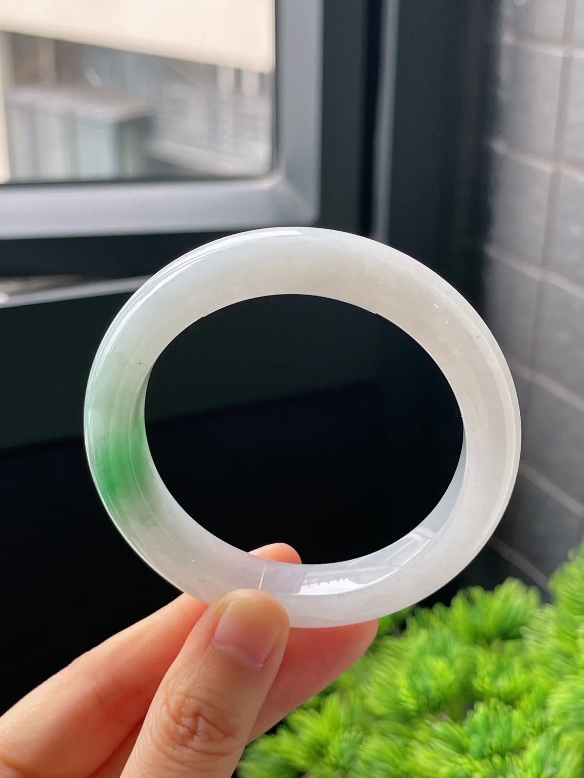 正圈55圈口，翡翠冰糯种飘绿手镯