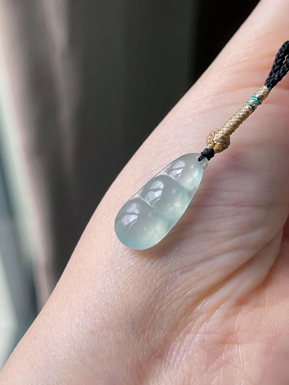 翡翠冰种淡绿色福豆吊坠