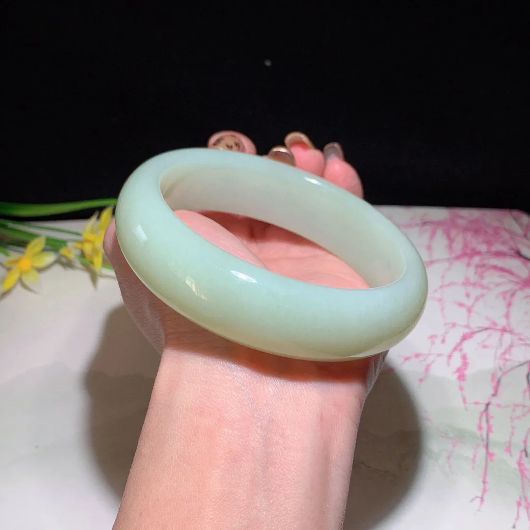 和田玉66圈口且末蓝手镯！玉质细腻油润 底色纯净 无裂无杂 脂粉好，品质高。