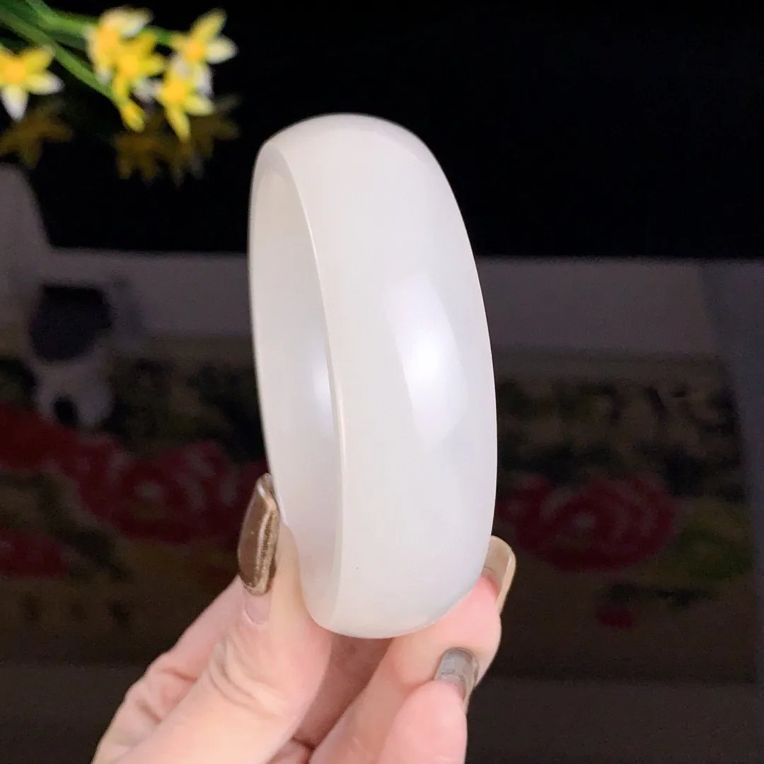 和田玉60圈口羊脂白宽版手镯！玉质细腻油润 底色纯净无裂无杂 脂粉好，品质高