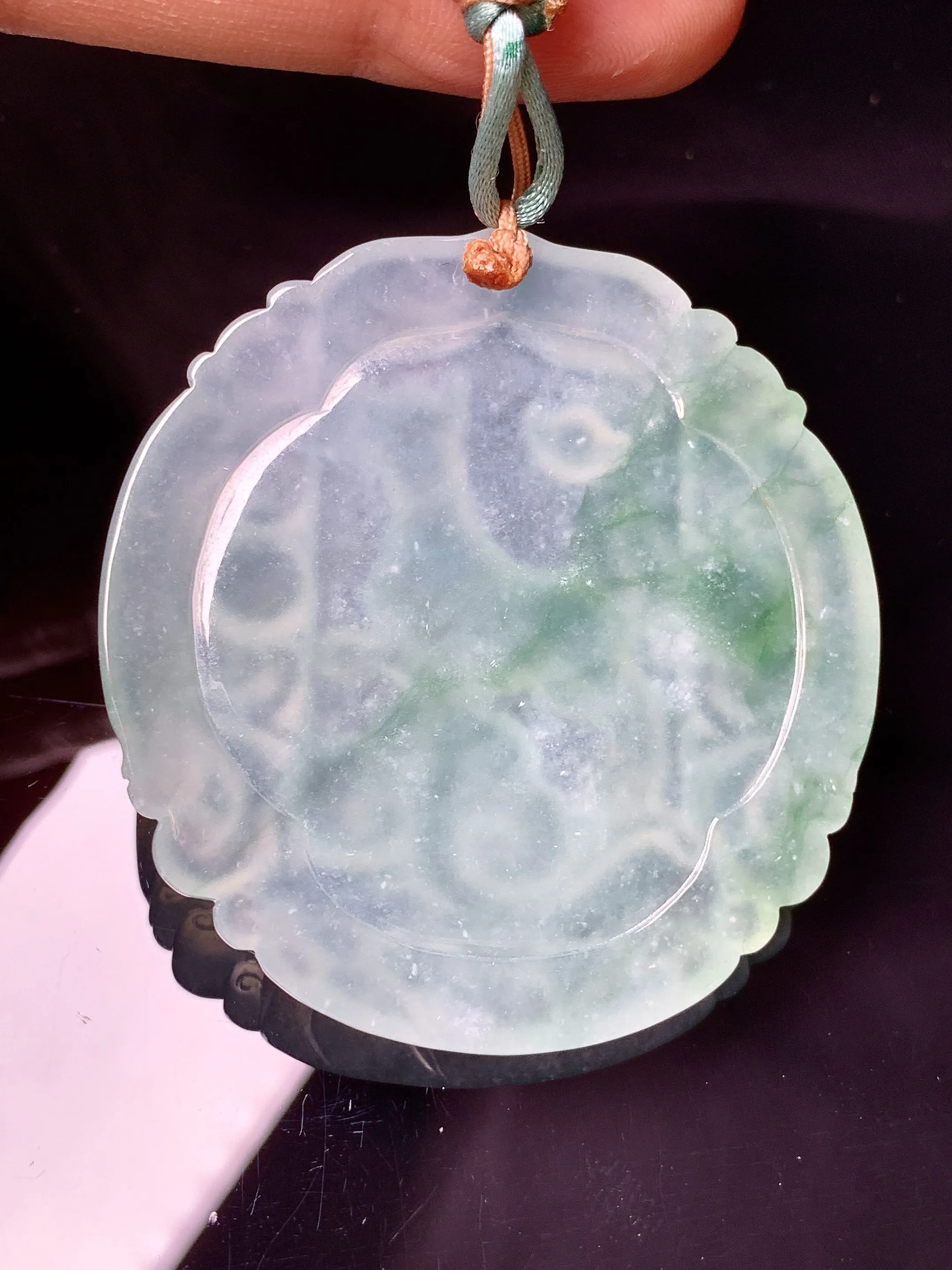 冰种飘绿生肖狗牌吊坠 玉质细腻 色泽艳丽清新 整体尺寸47.8*45.2*5.2